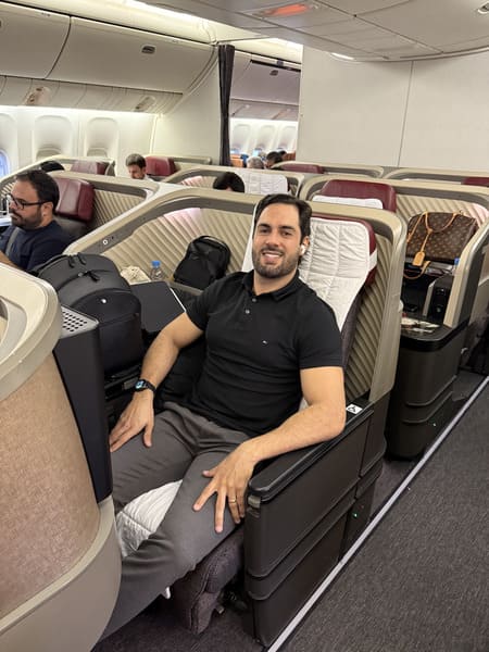 Augusto Caetano em poltrona de classe executiva