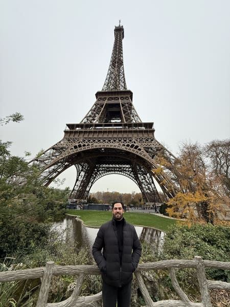 Augusto Caetano em Paris, em frente à Torre Eiffel